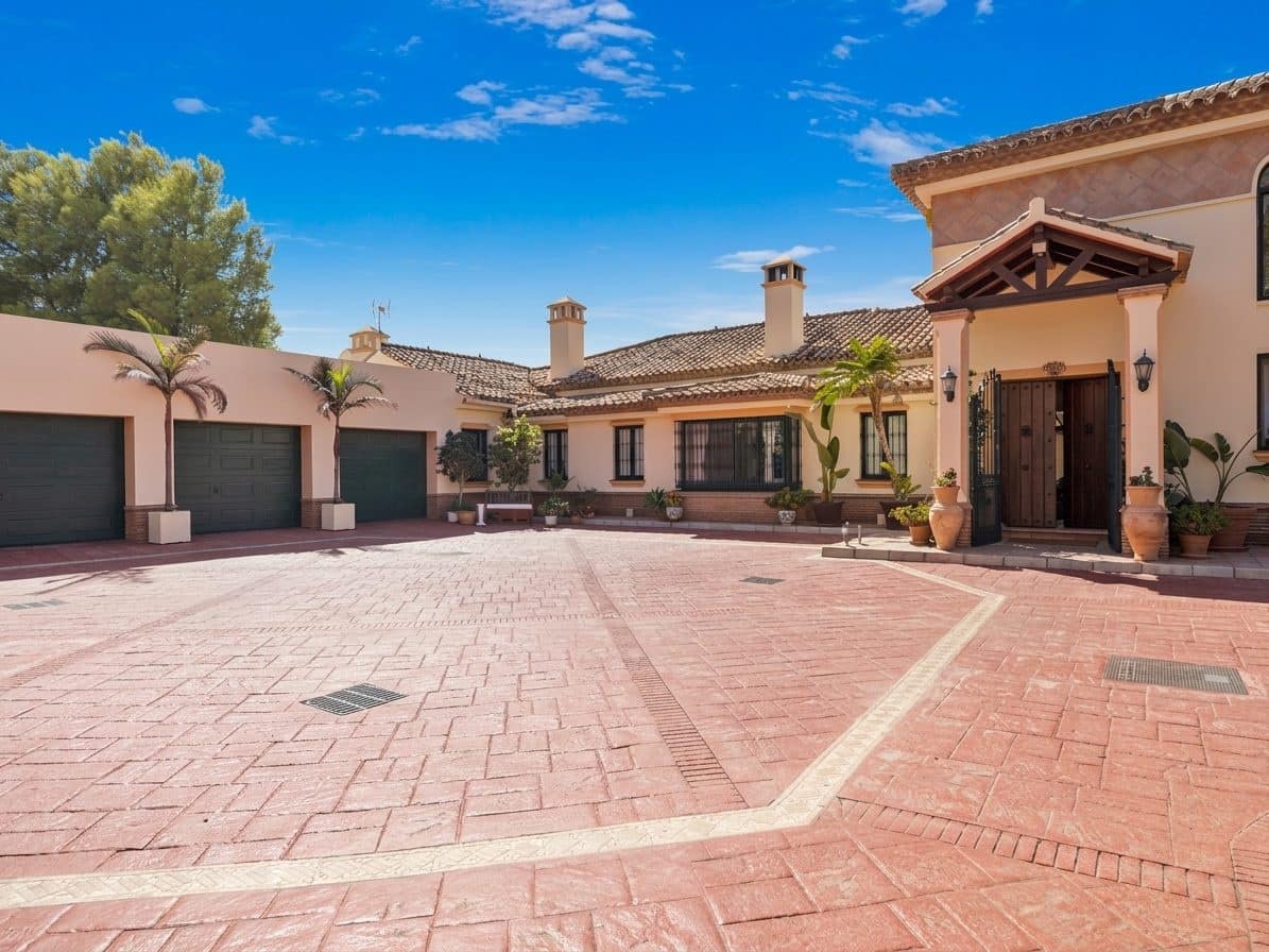 4 sovrum Villa till salu i Benahavis med pool garage - 3 250 000 € (Ref: 10046454)