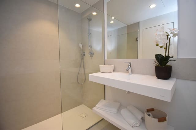 Apartamento de 2 habitaciones en Zona Puerto Deportivo, Fuengirola en venta con piscina garaje - 839.000 € (Ref: 10046521)