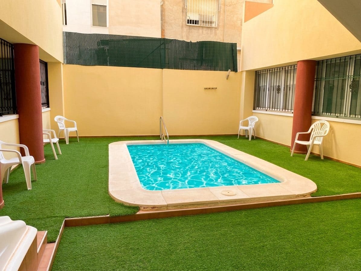 2 slaapkamer Strandappartement te koop in Torrevieja met zwembad - € 169.900 (Ref: 10047830)