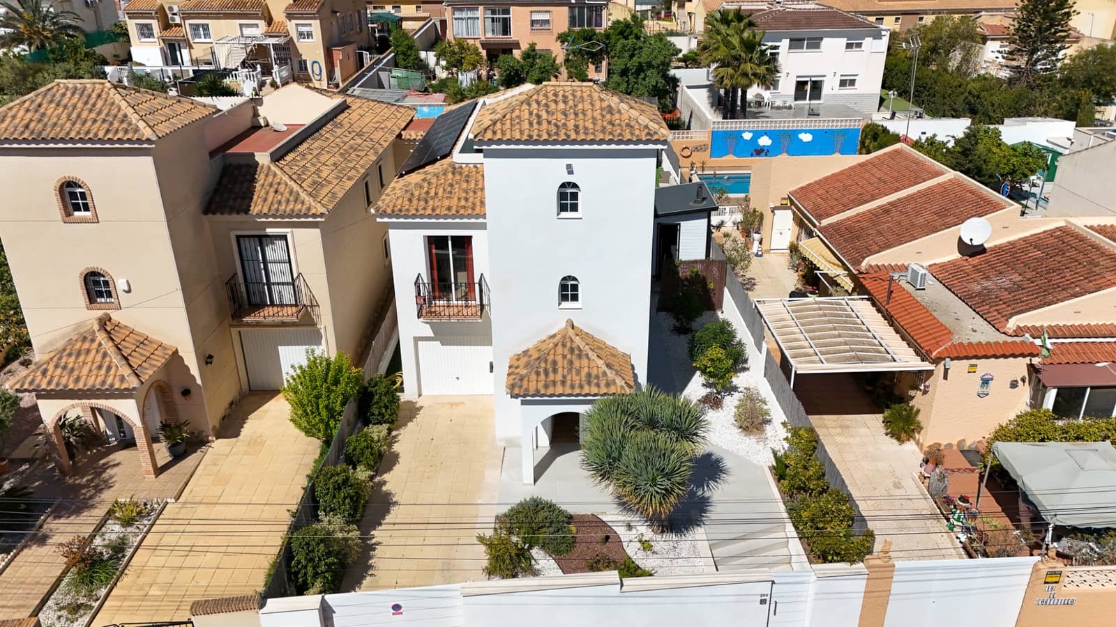 4 soverom Villa til salgs i Torrevieja med svømmebasseng garasje - € 590 000 (Ref: 10047847)