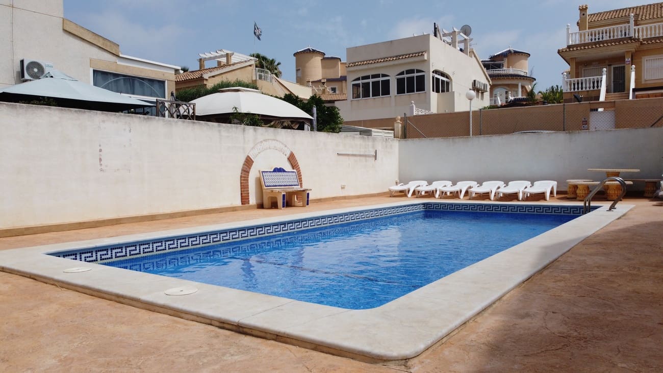 3 quarto Casa em Banda para venda em Torrevieja com piscina - 189 000 € (Ref: 10050737)