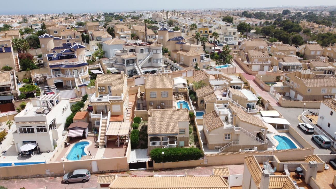 3 quarto Casa em Banda para venda em Torrevieja com piscina - 189 000 € (Ref: 10050737)