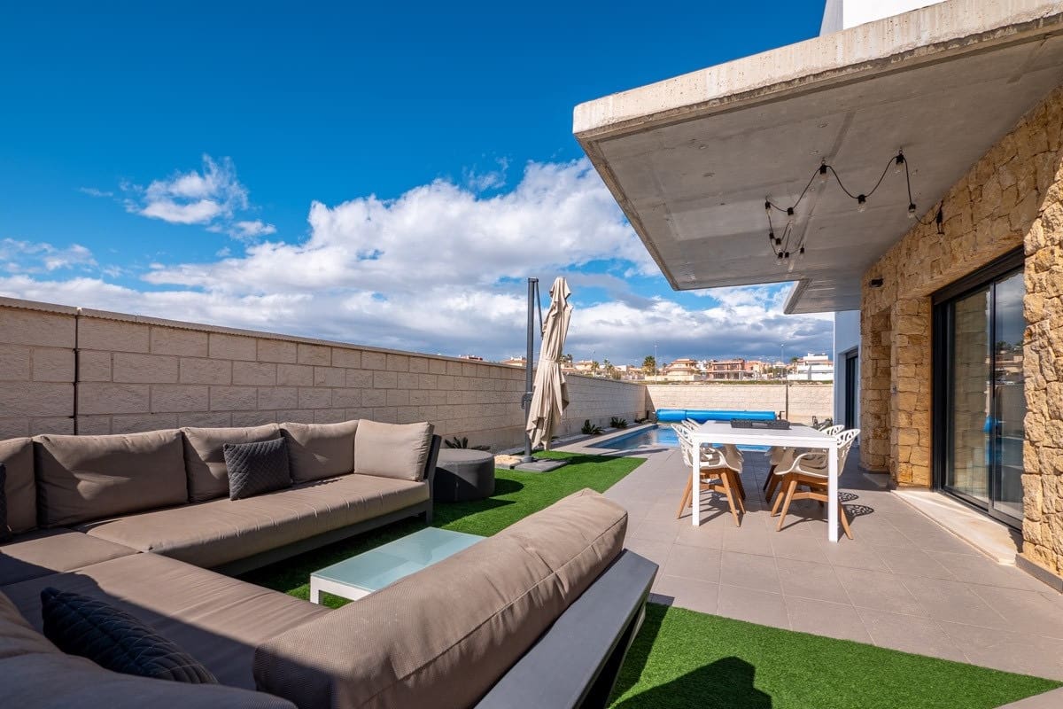 3 bedroom Villa for sale in Rojales with pool - € 499,500 (Ref: 10050778)
