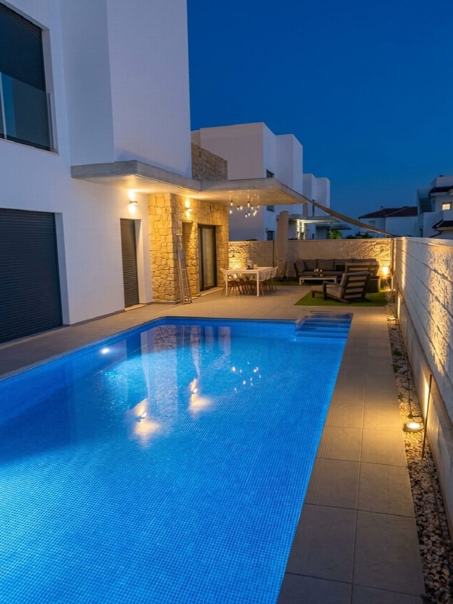 3 bedroom Villa for sale in Rojales with pool - € 499,500 (Ref: 10050778)