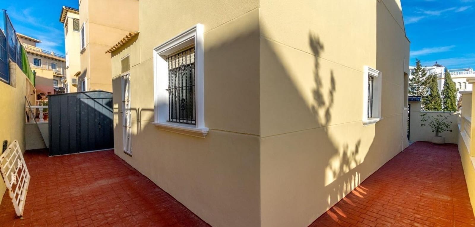 Chalet de 3 habitaciones en Orihuela en venta con piscina - 295.000 € (Ref: 10050816)