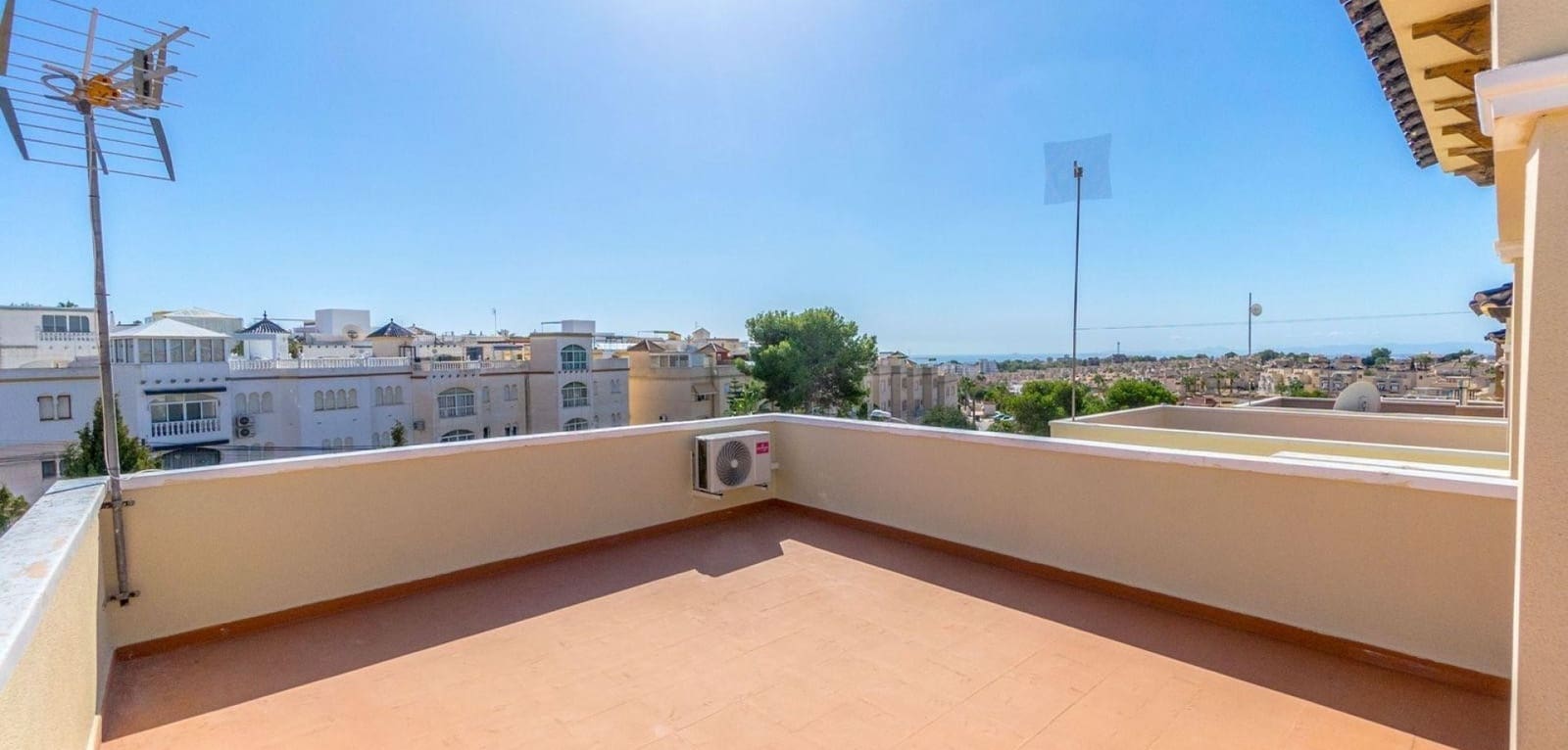 Chalet de 3 habitaciones en Orihuela en venta con piscina - 295.000 € (Ref: 10050816)