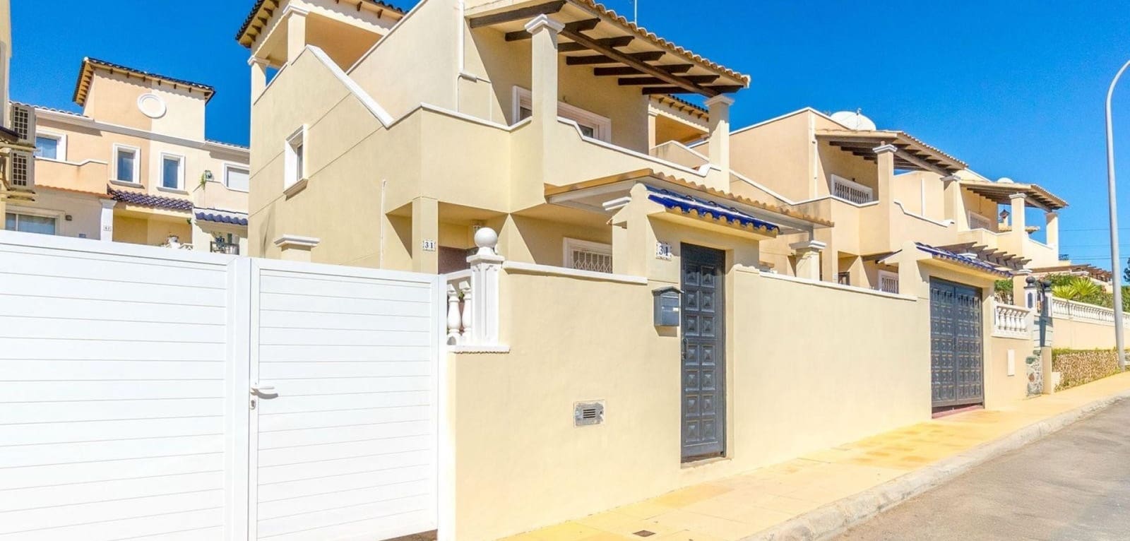 Chalet de 3 habitaciones en Orihuela en venta con piscina - 295.000 € (Ref: 10050816)