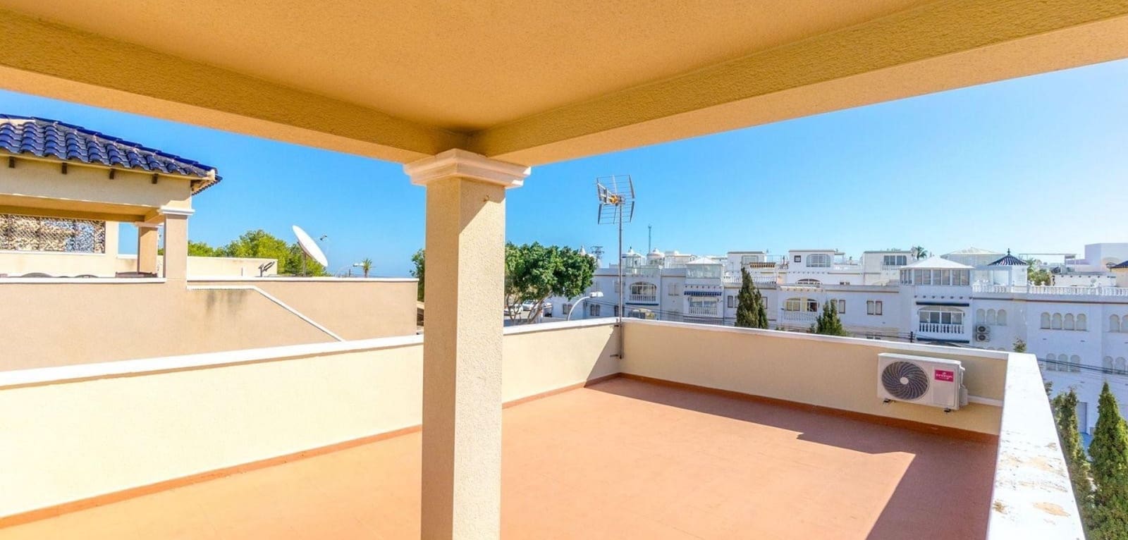 Chalet de 3 habitaciones en Orihuela en venta con piscina - 295.000 € (Ref: 10050816)