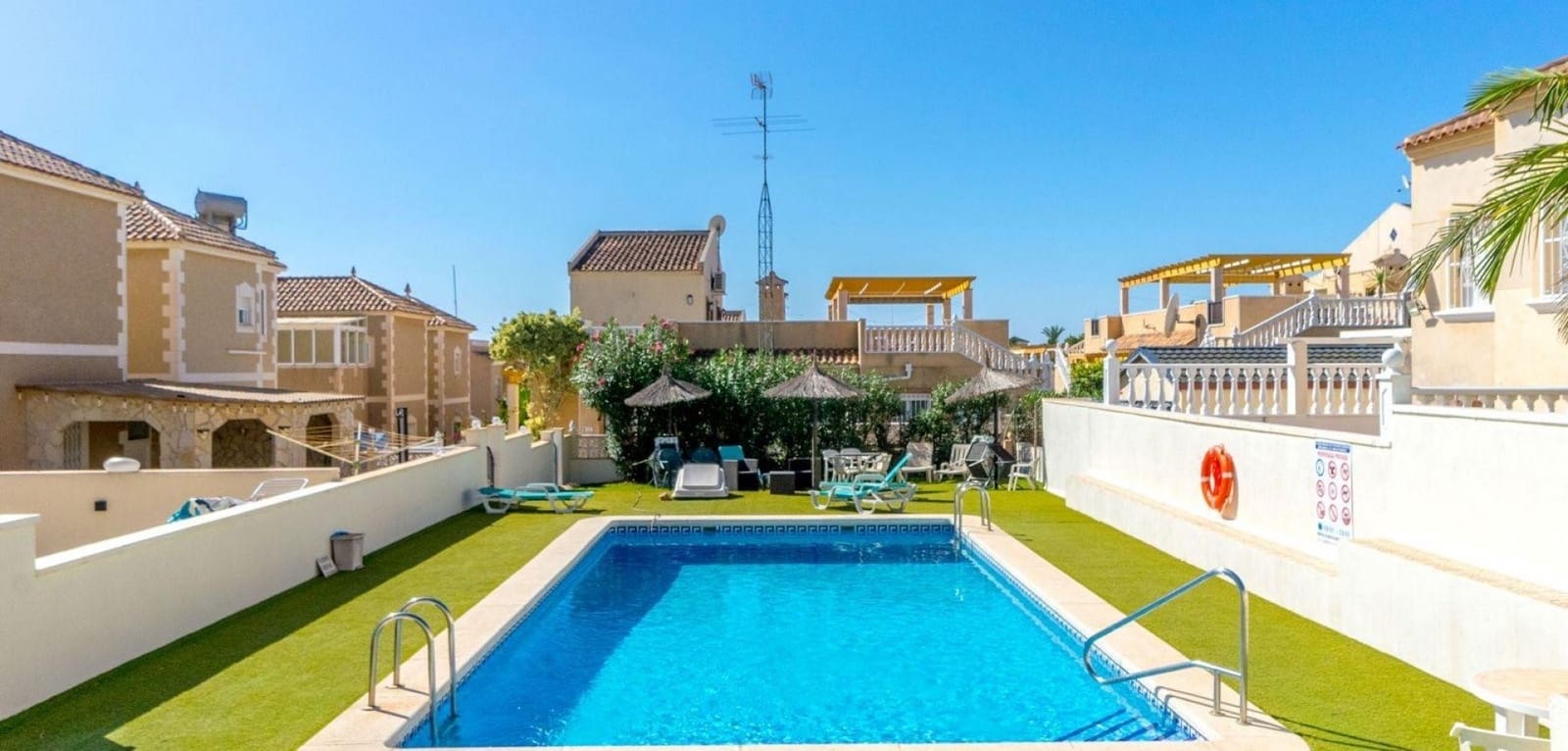 Chalet de 3 habitaciones en Orihuela en venta con piscina - 295.000 € (Ref: 10050816)