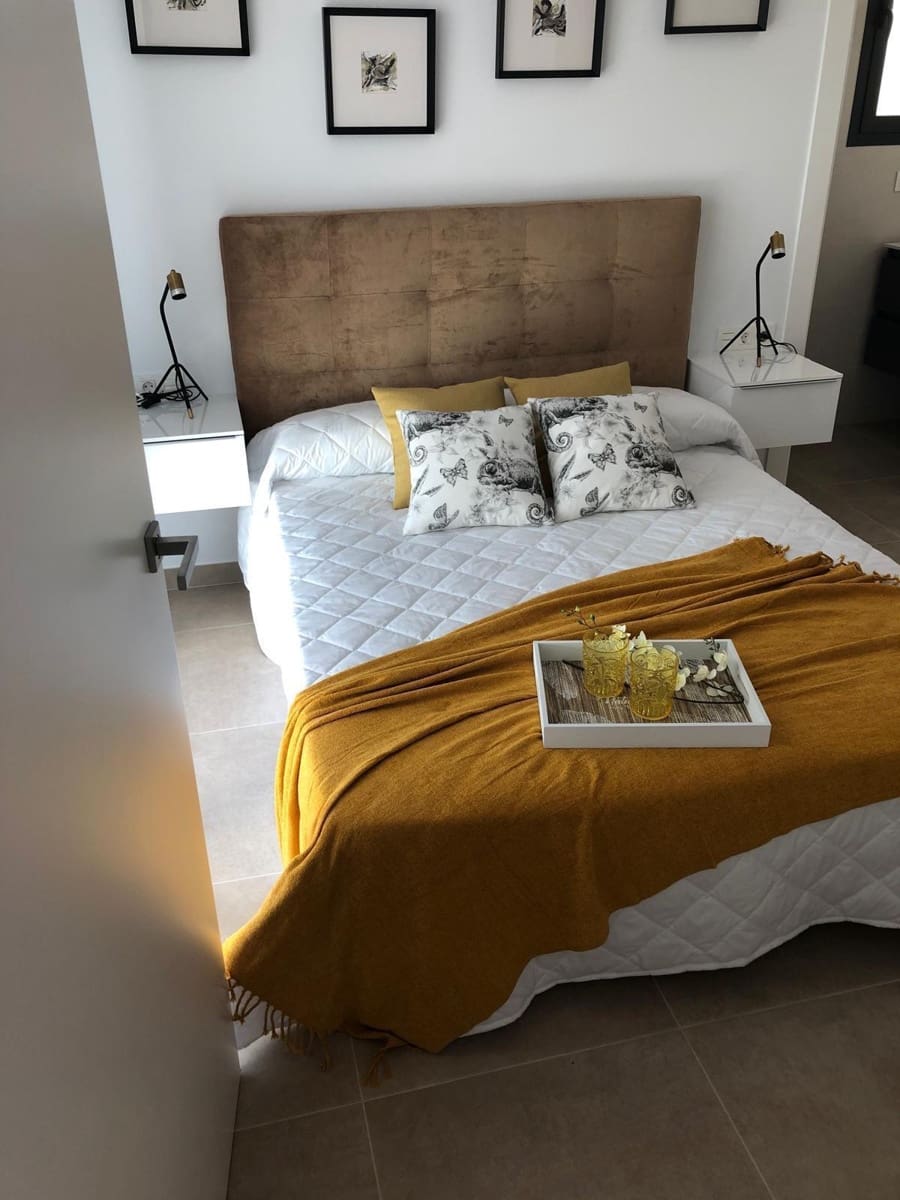 Chalet de 3 habitaciones en Benijófar en venta con piscina - 425.000 € (Ref: 10050907)