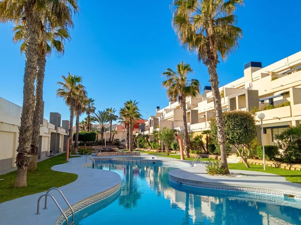 2 chambre Appartement à vendre à Torrevieja avec piscine - 349 000 € (Ref: 10050923)