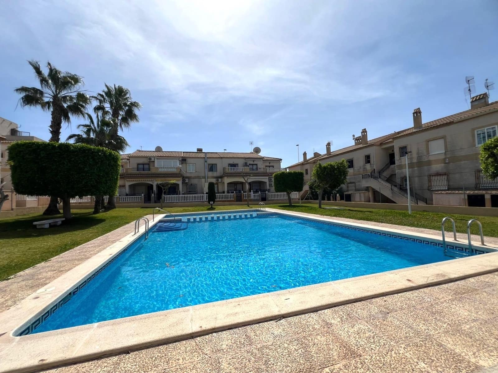 2 quarto Bungalow para venda em Torrevieja com piscina - 180 000 € (Ref: 10050929)
