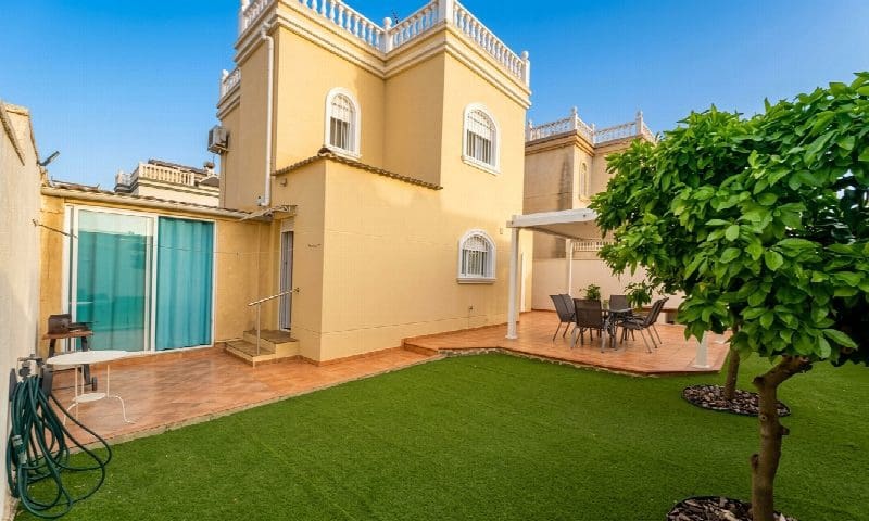 4 slaapkamer Villa te koop in Torrevieja met garage - € 398.995 (Ref: 10050931)