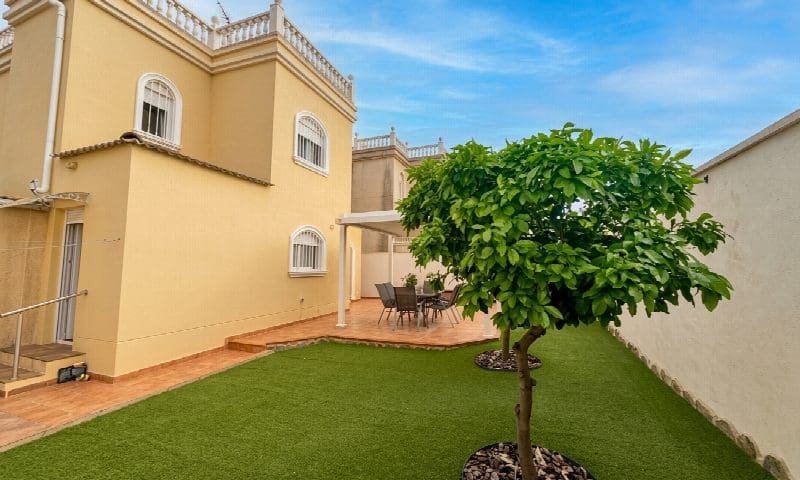 4 slaapkamer Villa te koop in Torrevieja met garage - € 398.995 (Ref: 10050931)