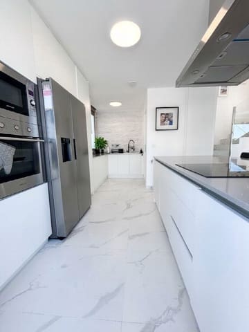 5 bedroom Villa for sale in Blue Lagoon with pool garage - € 595,000 (Ref: 10050951)