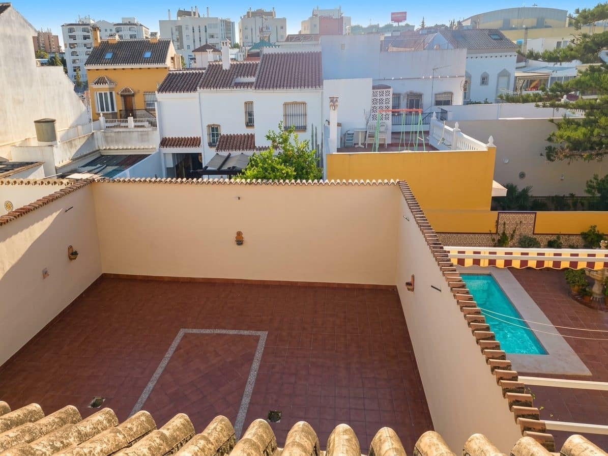 Chalet de 5 habitaciones en Fuengirola en venta con garaje - 530.000 € (Ref: 10051120)