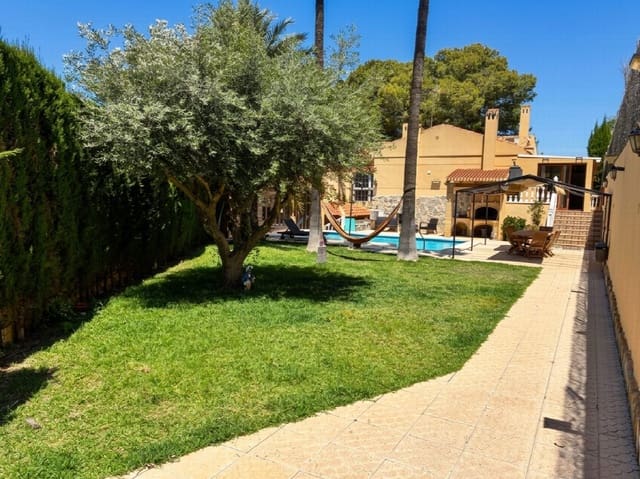 4 bedroom Villa for sale in Los Balcones - Los Altos, Torrevieja with pool garage - € 490,000 (Ref: 10051129)