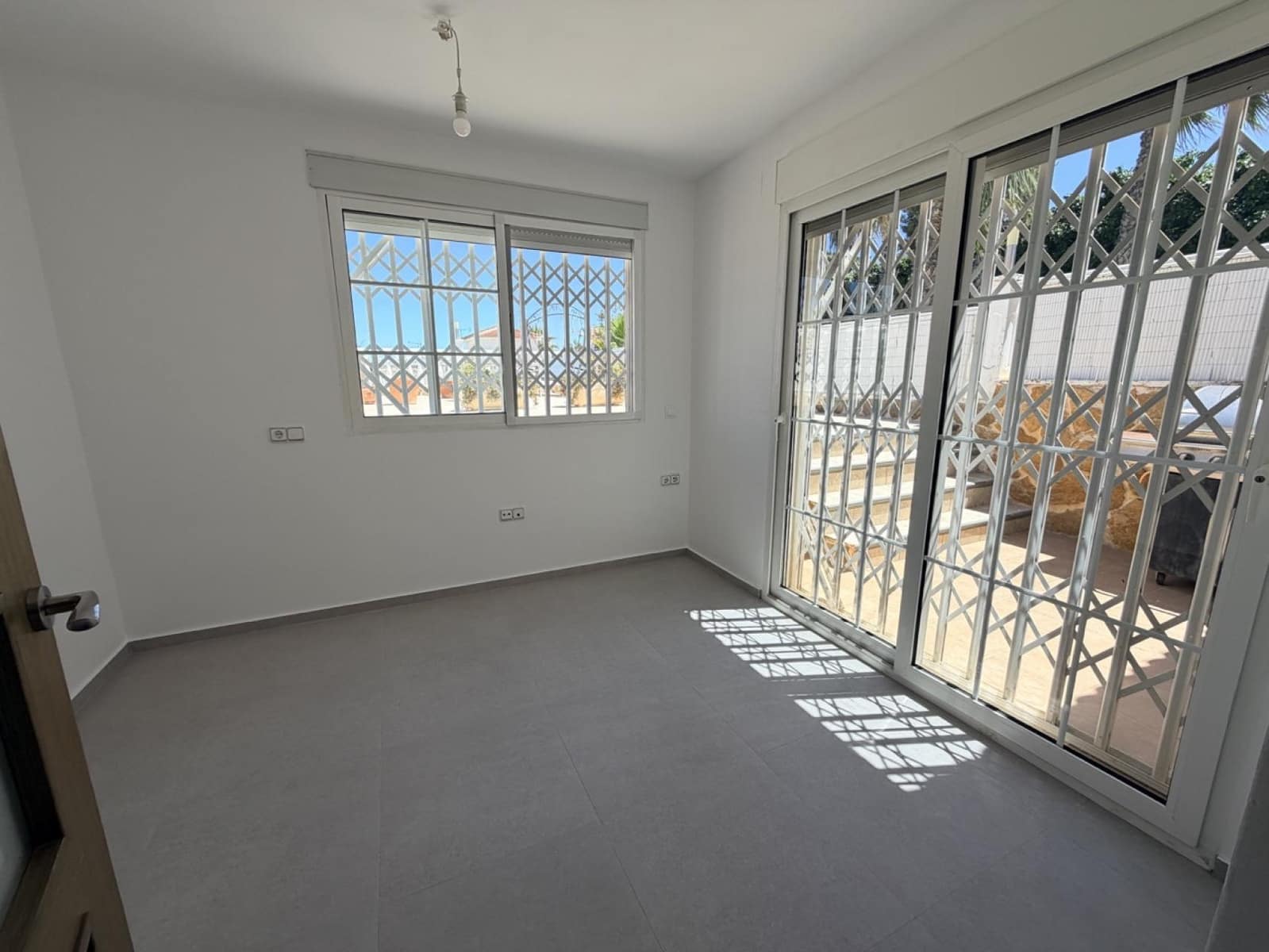 Pareado de 5 habitaciones en Torrevieja en venta con piscina - 599.000 € (Ref: 10051166)