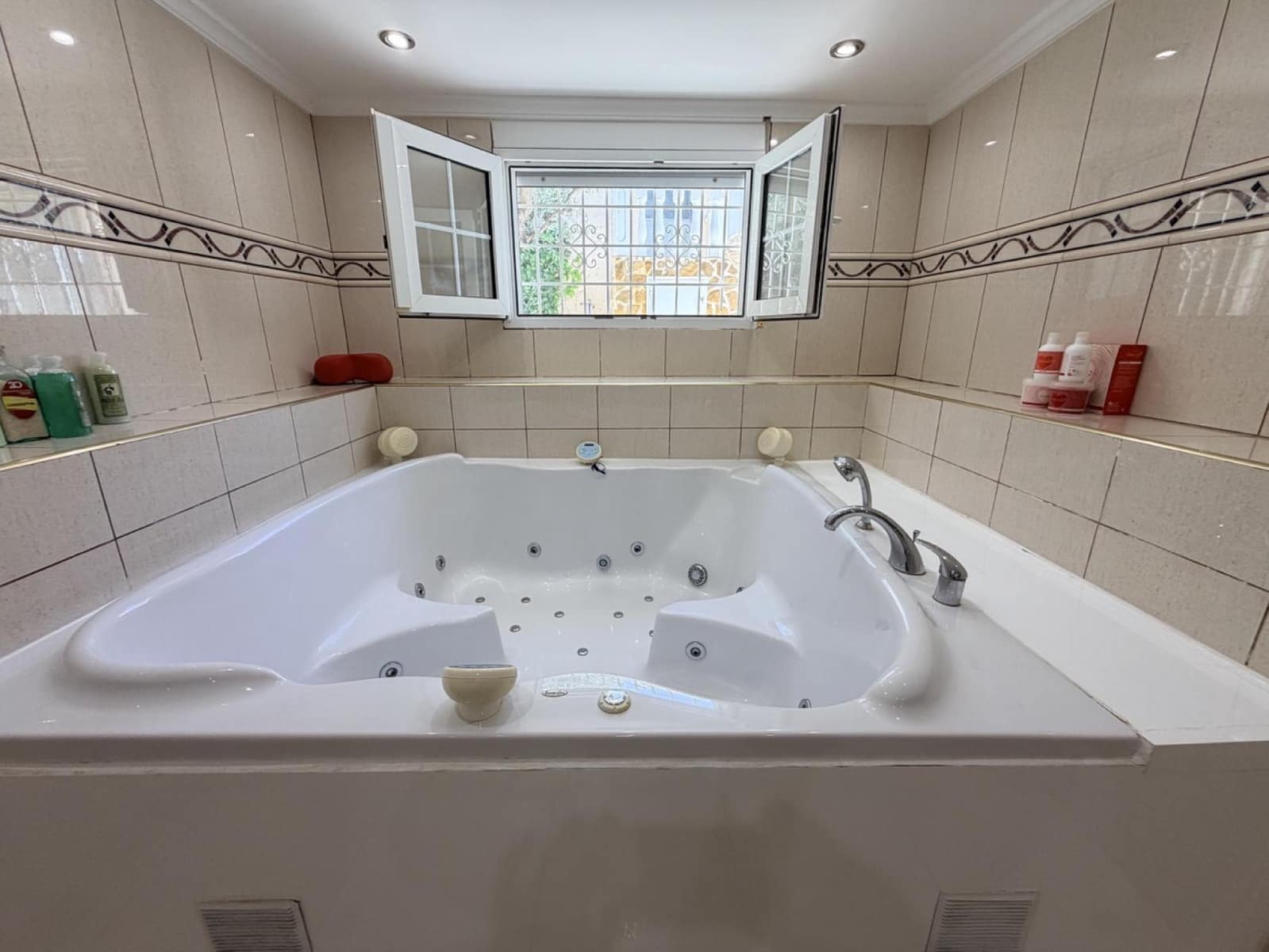 Pareado de 5 habitaciones en Torrevieja en venta con piscina - 599.000 € (Ref: 10051166)