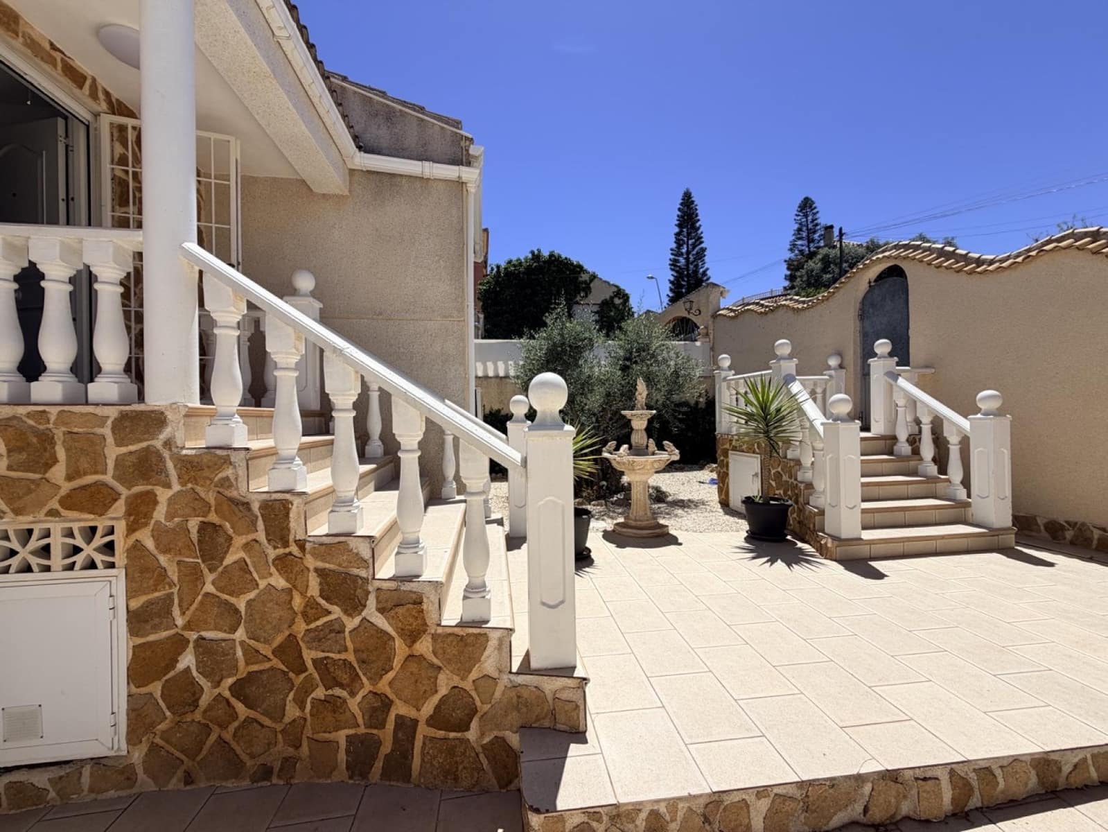 Pareado de 5 habitaciones en Torrevieja en venta con piscina - 599.000 € (Ref: 10051166)