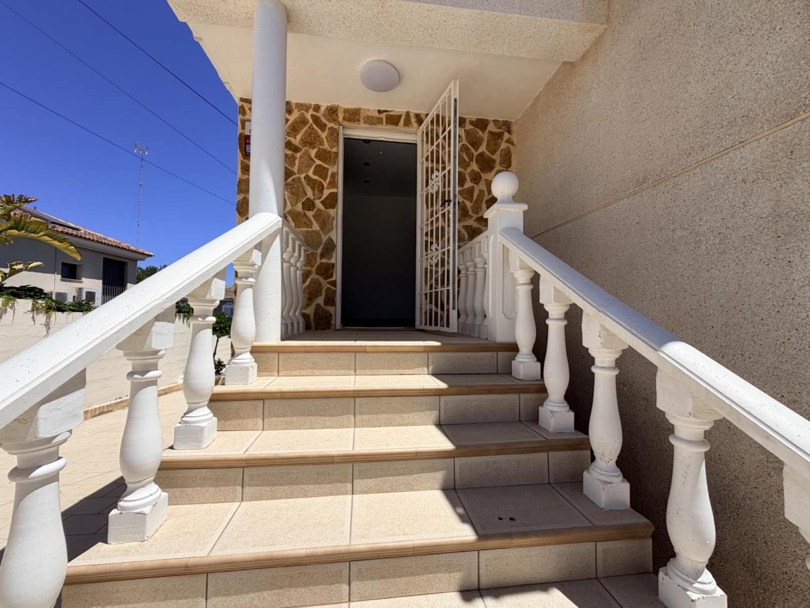 Pareado de 5 habitaciones en Torrevieja en venta con piscina - 599.000 € (Ref: 10051166)