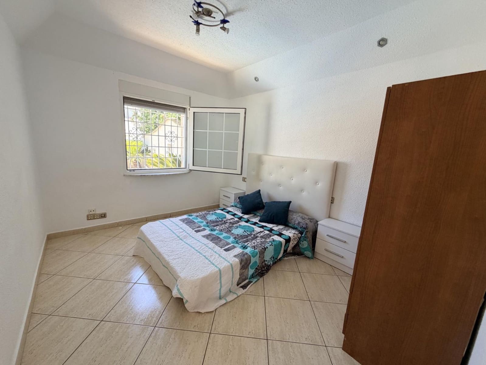 Pareado de 5 habitaciones en Torrevieja en venta con piscina - 599.000 € (Ref: 10051166)
