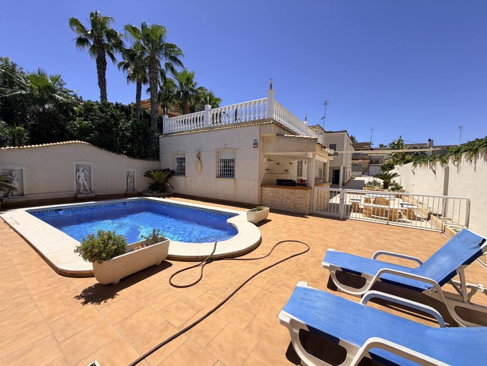 Pareado de 5 habitaciones en Torrevieja en venta con piscina - 599.000 € (Ref: 10051166)