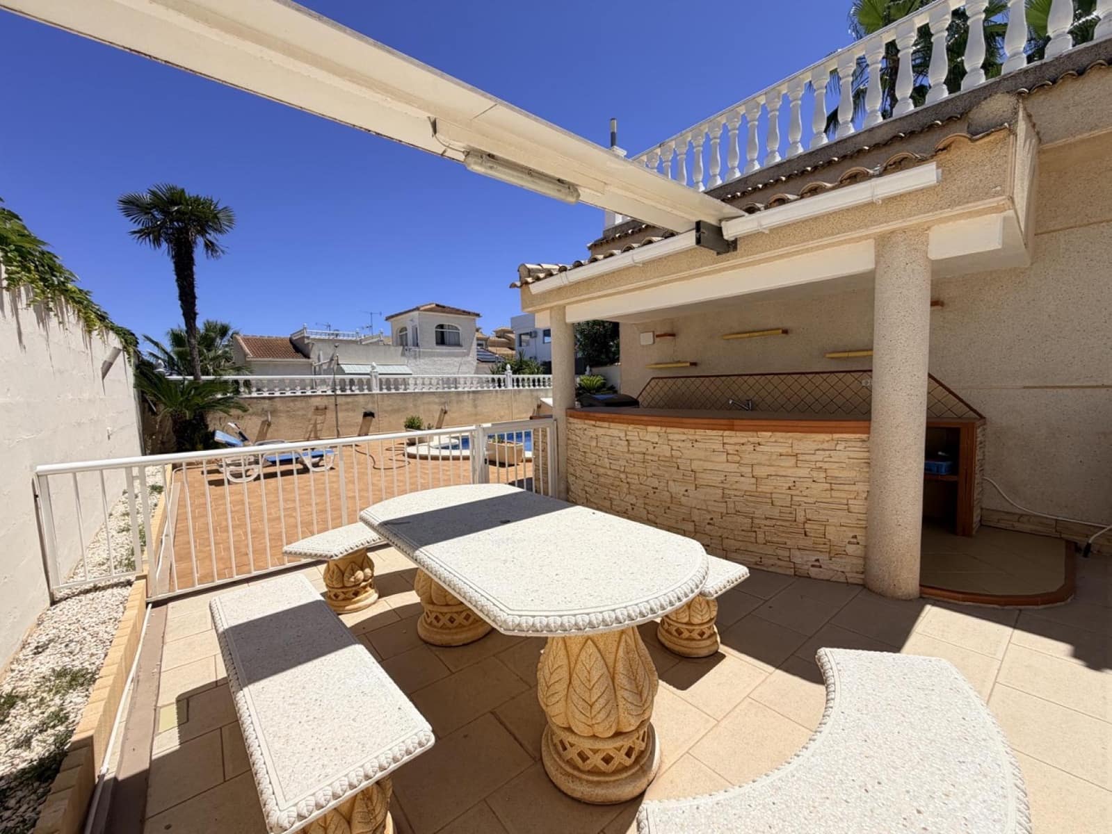 Pareado de 5 habitaciones en Torrevieja en venta con piscina - 599.000 € (Ref: 10051166)