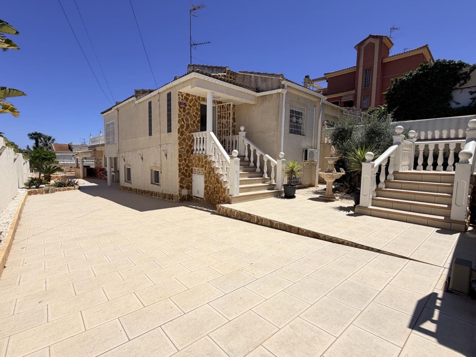 Pareado de 5 habitaciones en Torrevieja en venta con piscina - 599.000 € (Ref: 10051166)