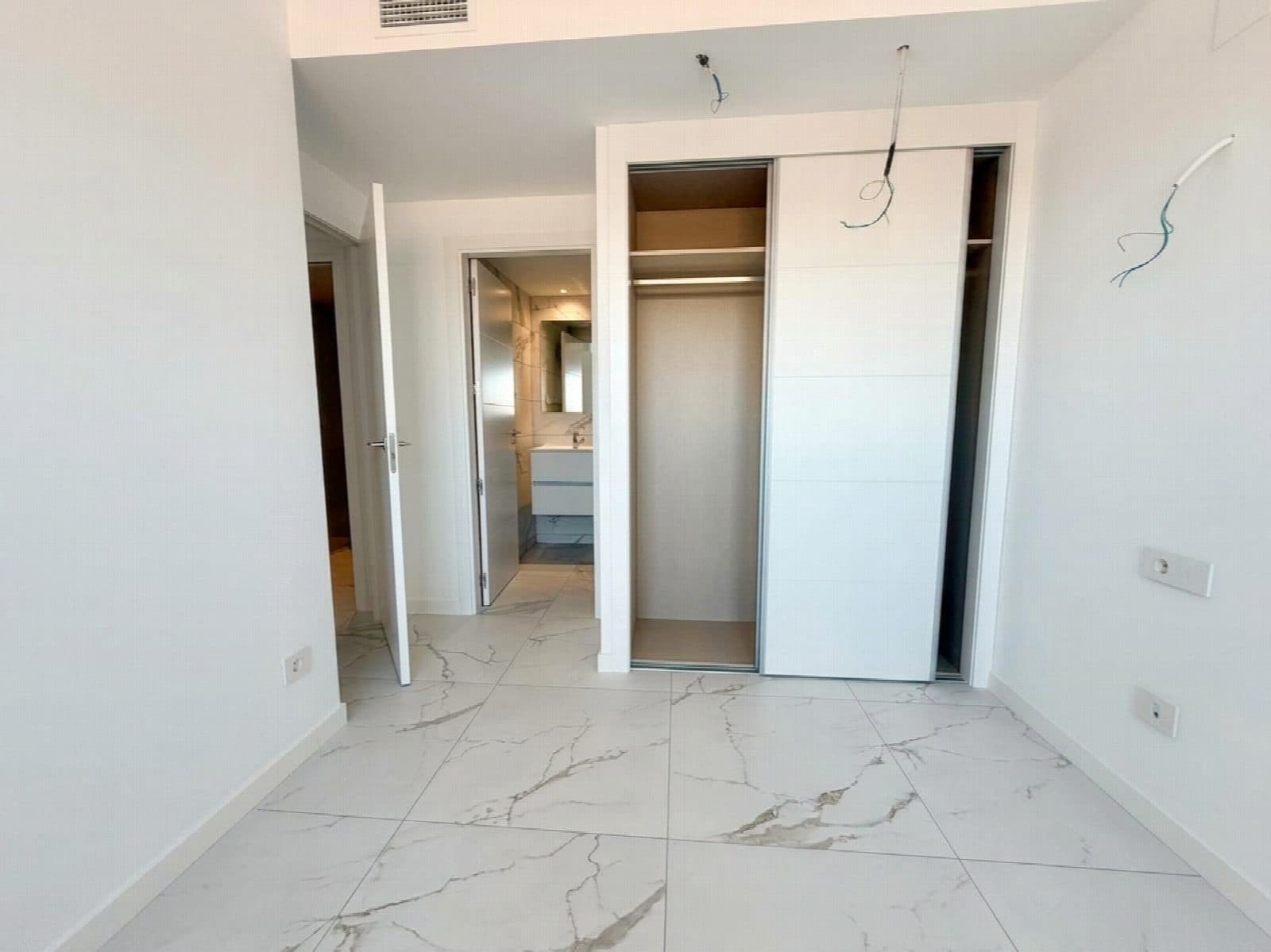 2 soveværelse Strandlejlighed til salg i Torrevieja med swimmingpool - € 358.900 (Ref: 10051271)