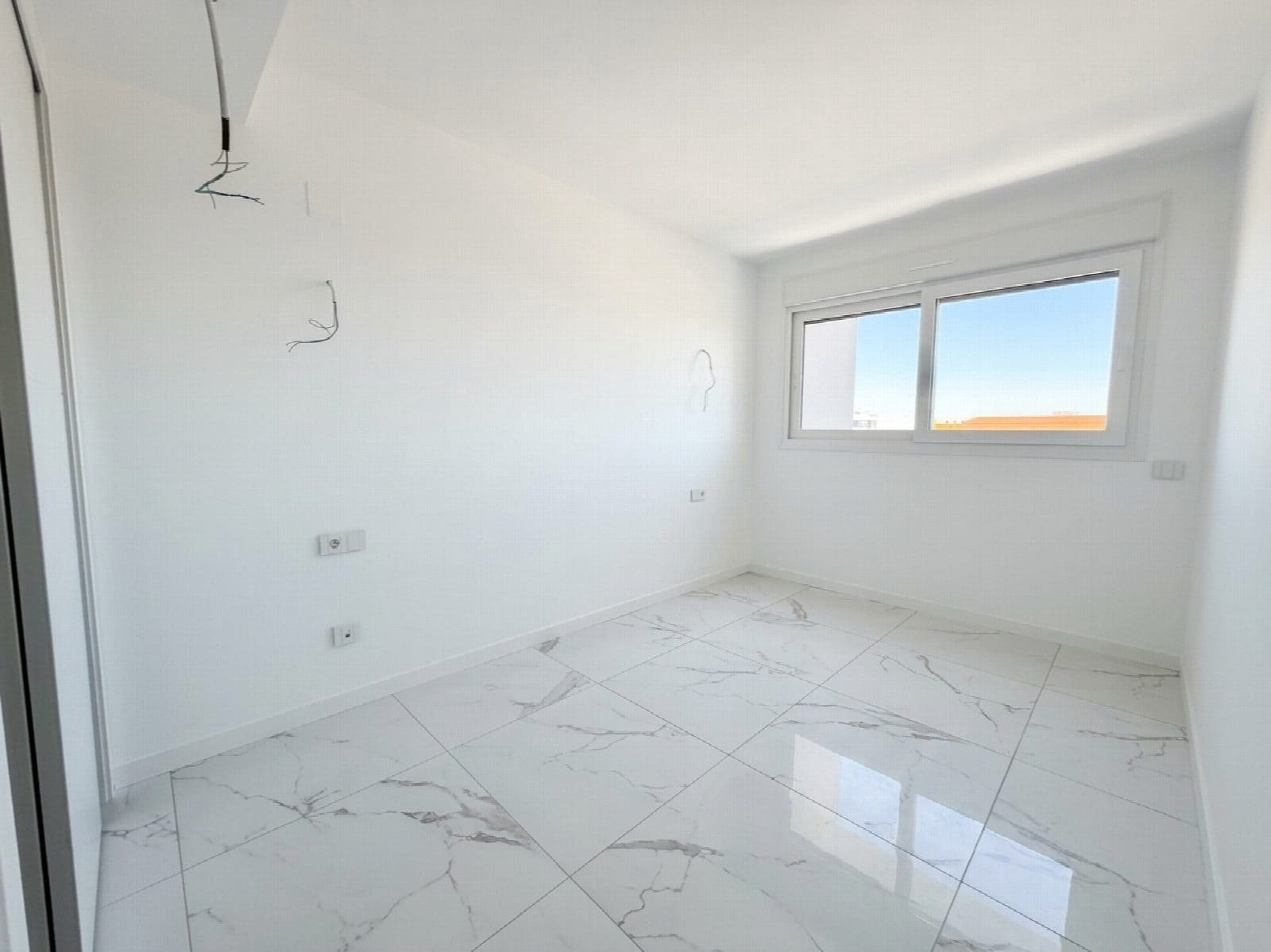 2 soveværelse Strandlejlighed til salg i Torrevieja med swimmingpool - € 358.900 (Ref: 10051271)