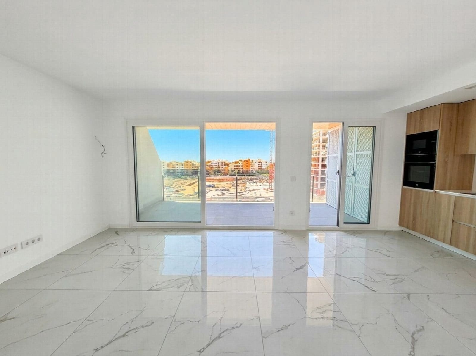 2 soveværelse Strandlejlighed til salg i Torrevieja med swimmingpool - € 358.900 (Ref: 10051271)