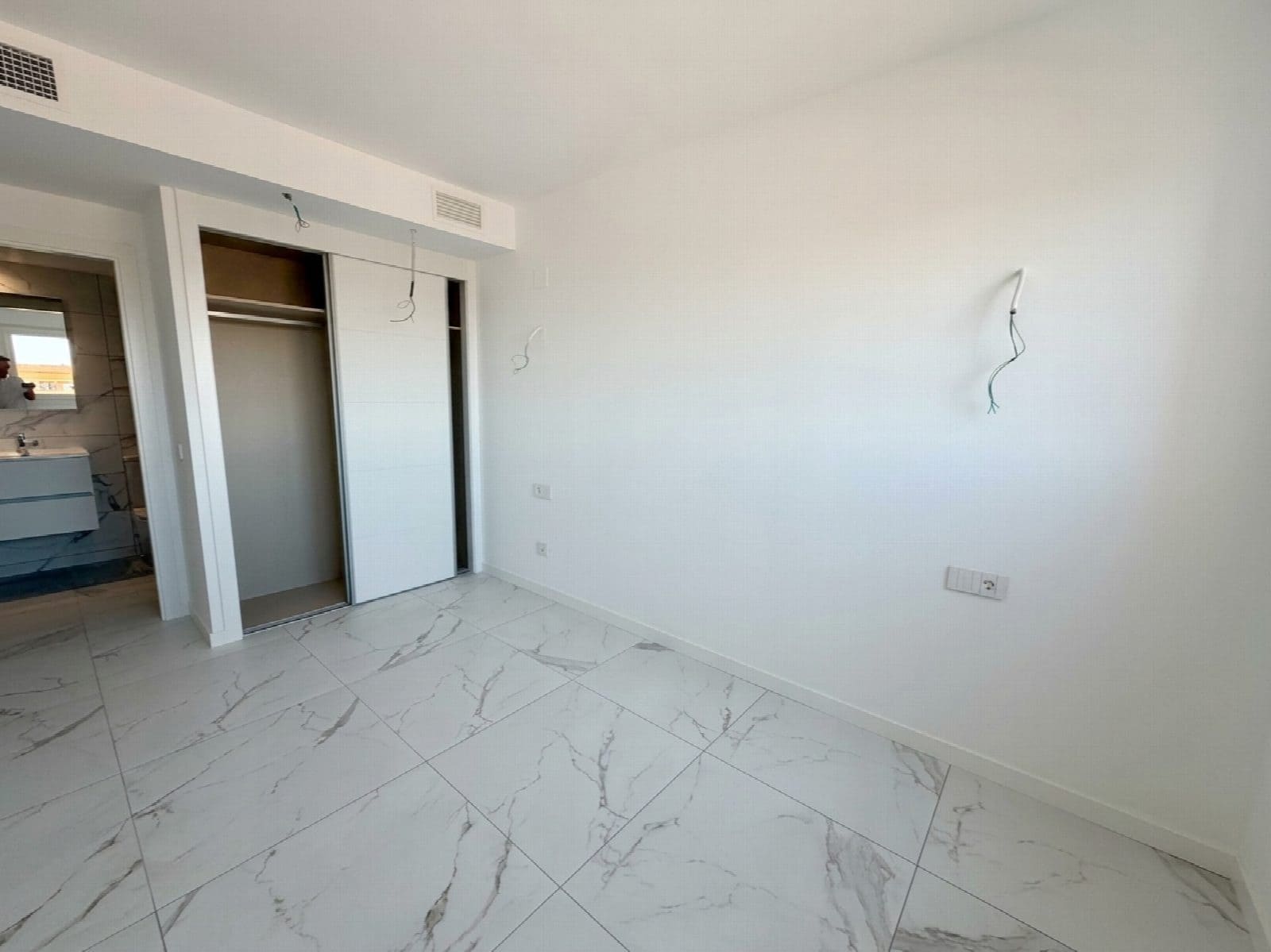 2 soveværelse Strandlejlighed til salg i Torrevieja med swimmingpool - € 358.900 (Ref: 10051271)