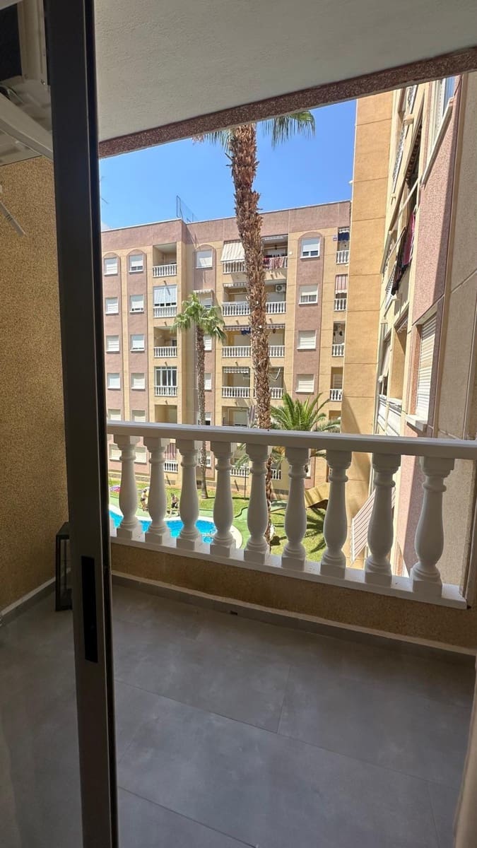 Apartamento de 2 habitaciones en Torrevieja en venta con piscina - 164.900 € (Ref: 10051309)