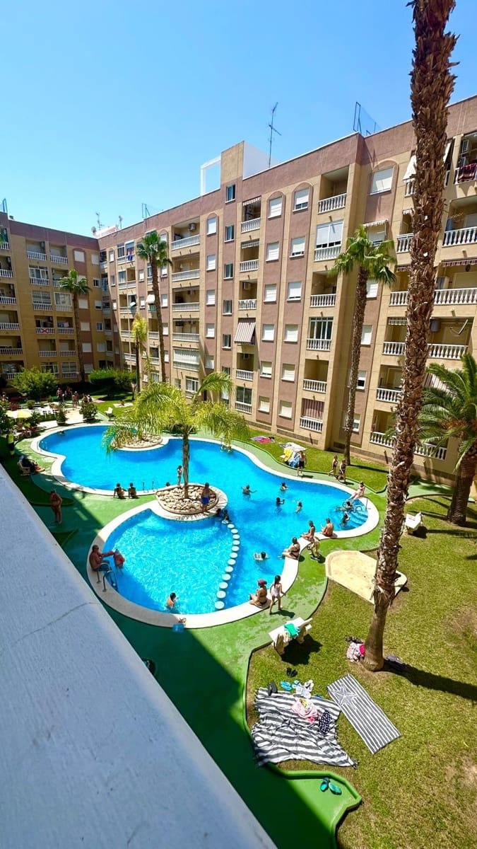 Apartamento de 2 habitaciones en Torrevieja en venta con piscina - 164.900 € (Ref: 10051309)