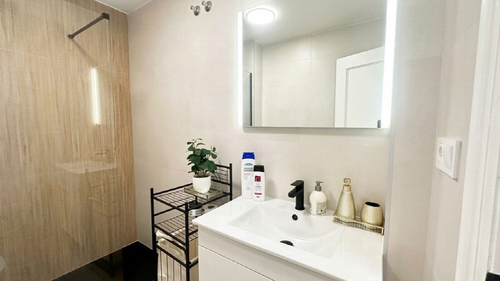 Apartamento de 2 habitaciones en Torrevieja en venta con piscina - 164.900 € (Ref: 10051309)
