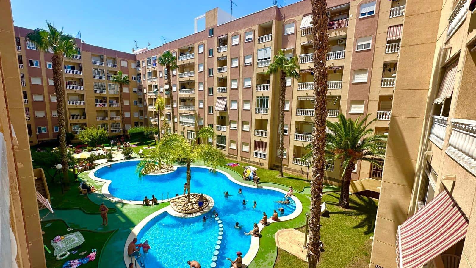 Apartamento de 2 habitaciones en Torrevieja en venta con piscina - 164.900 € (Ref: 10051309)