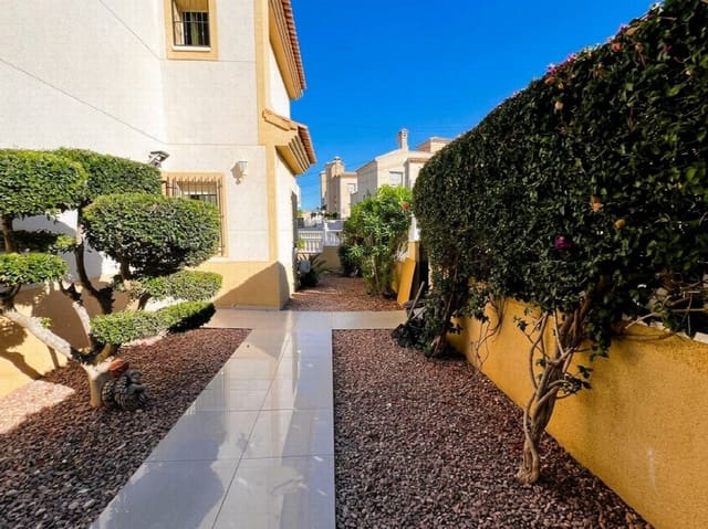 3 soverom Villa til salgs i Villamartin, Orihuela med svømmebasseng garasje - € 425 000 (Ref: 10063565)