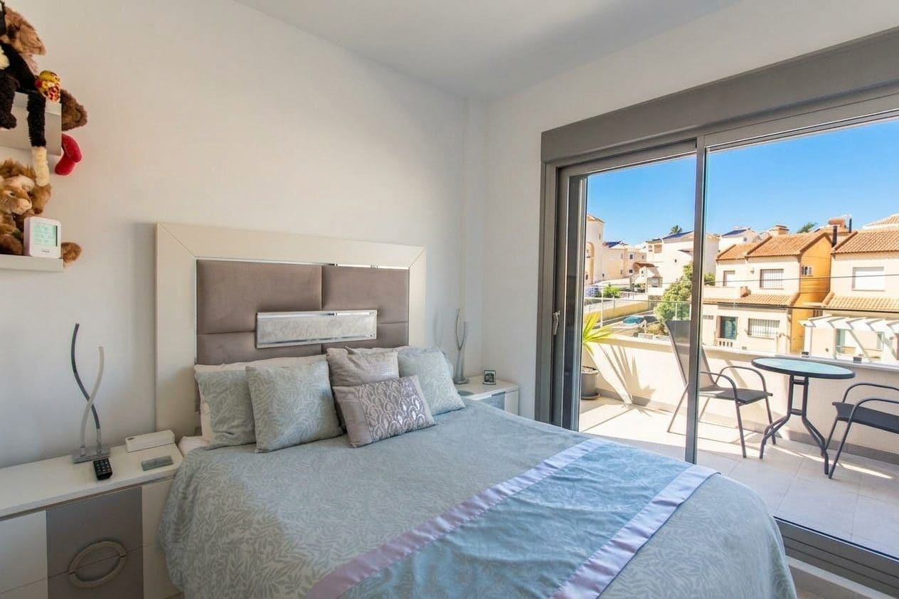 5 slaapkamer Villa te koop in Villamartin met zwembad garage - € 459.950 (Ref: 10063570)