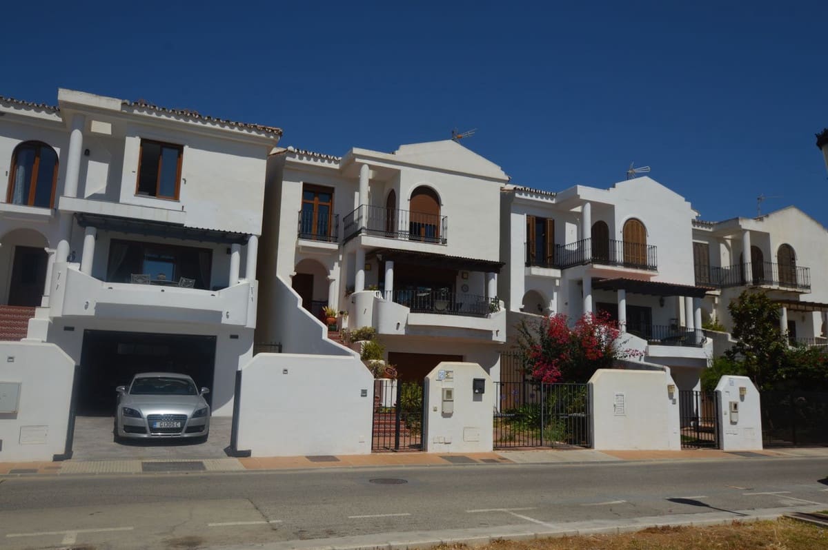 3 soverom Hus til salgs i La Duquesa / Puerto de la Duquesa med garasje - € 515 000 (Ref: 10071163)