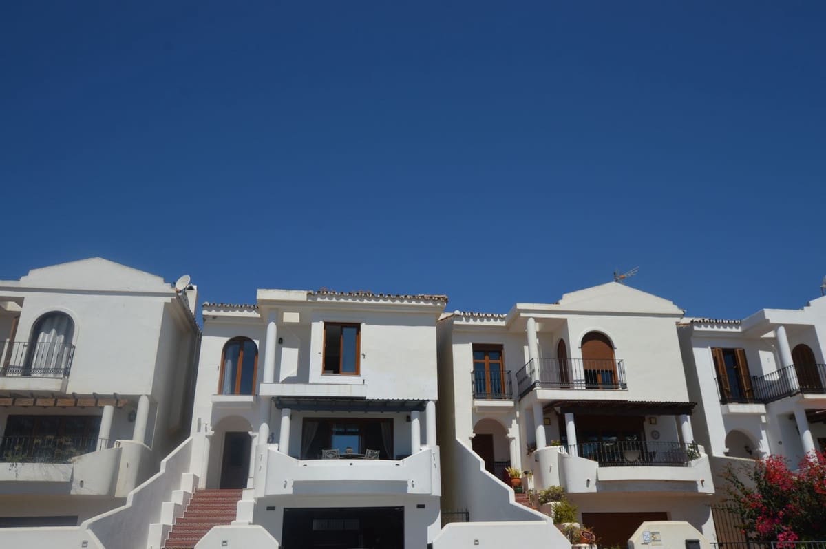 3 soverom Hus til salgs i La Duquesa / Puerto de la Duquesa med garasje - € 515 000 (Ref: 10071163)