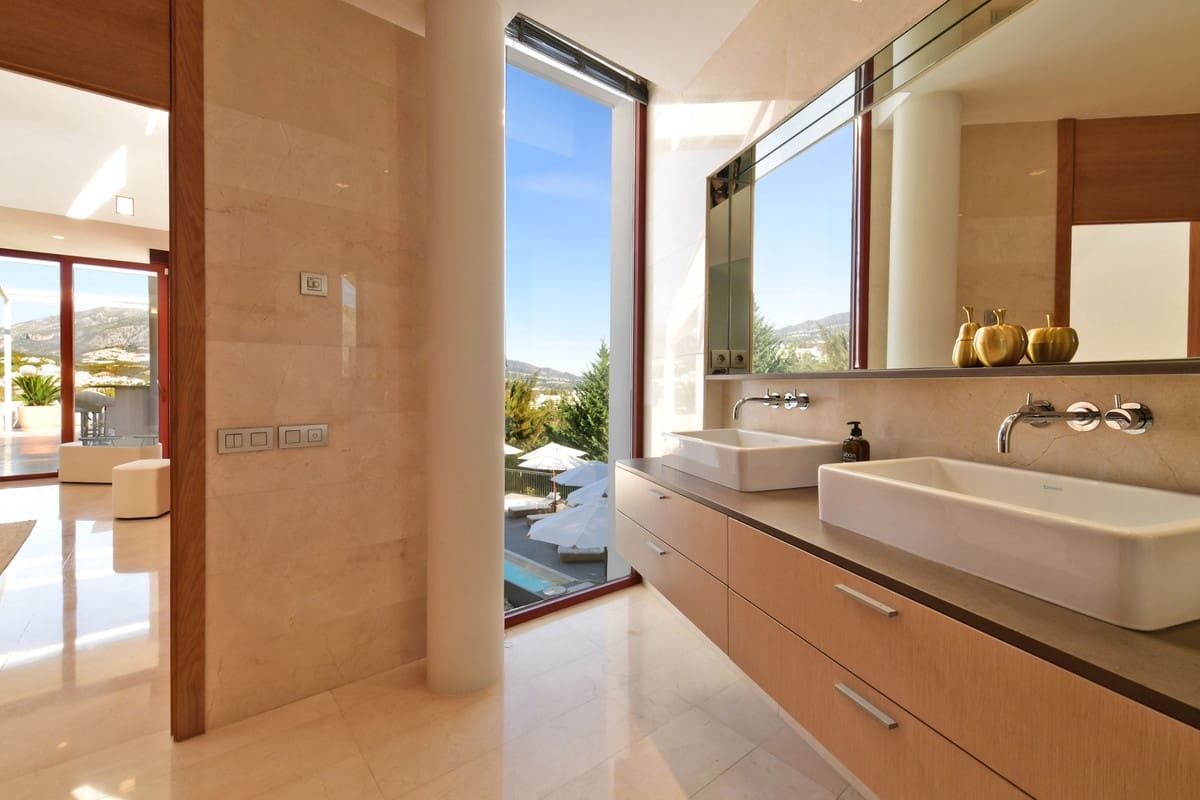 Chalet de 7 habitaciones en Nueva Andalucia en venta con piscina garaje - 4.400.000 € (Ref: 10071243)