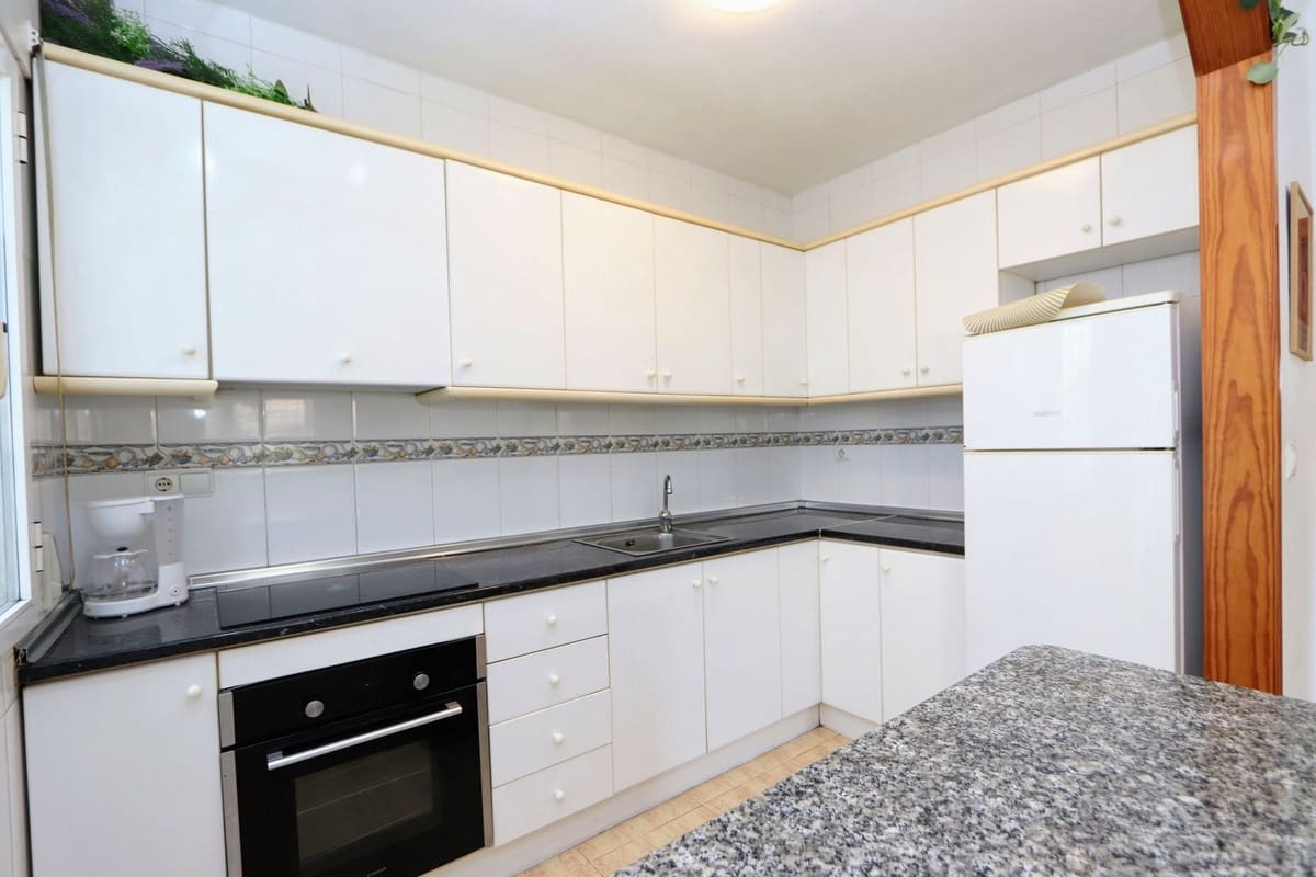 Chalet de 3 habitaciones en La Zenia en venta con piscina garaje - 280.000 € (Ref: 10071373)