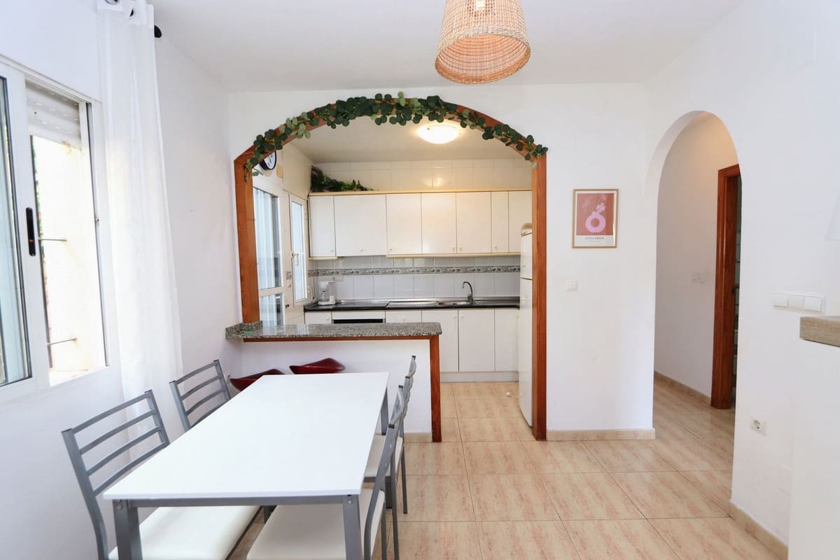 Chalet de 3 habitaciones en La Zenia en venta con piscina garaje - 280.000 € (Ref: 10071373)