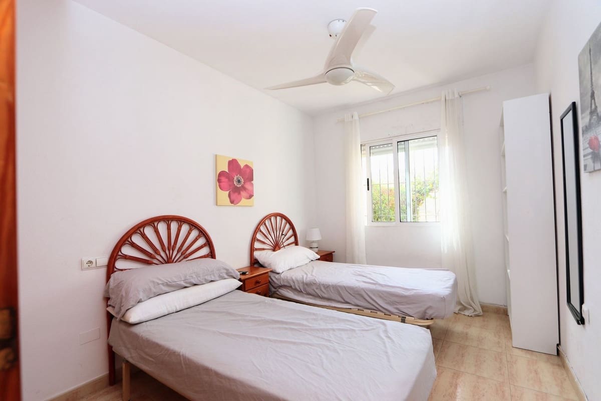 Chalet de 3 habitaciones en La Zenia en venta con piscina garaje - 280.000 € (Ref: 10071373)