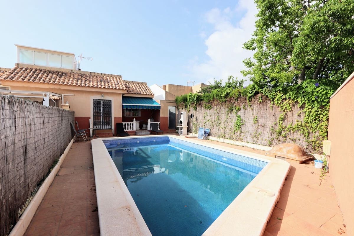Chalet de 3 habitaciones en La Zenia en venta con piscina garaje - 280.000 € (Ref: 10071373)