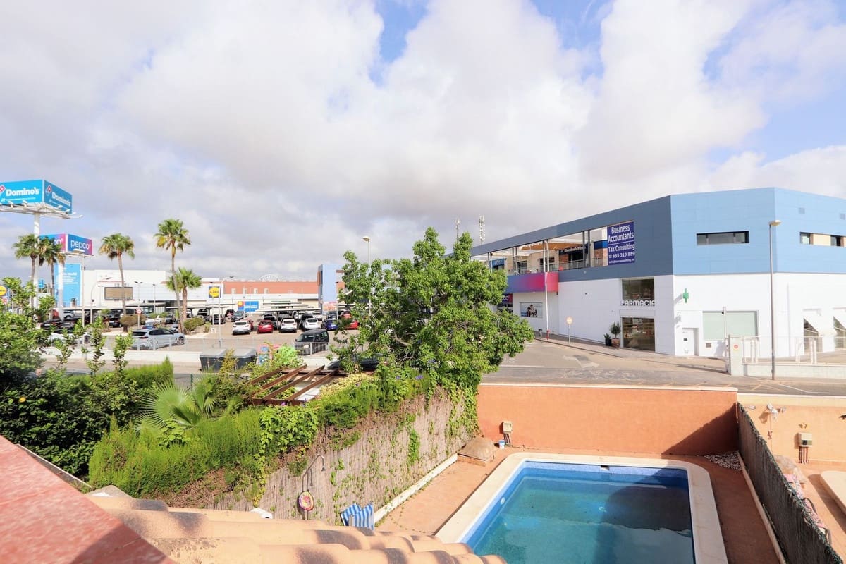 Chalet de 3 habitaciones en La Zenia en venta con piscina garaje - 280.000 € (Ref: 10071373)