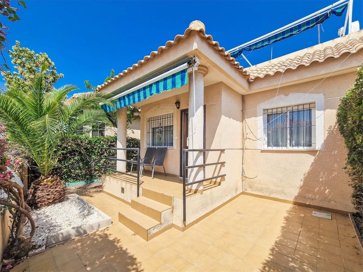Chalet de 3 habitaciones en La Zenia en venta con piscina garaje - 280.000 € (Ref: 10071373)