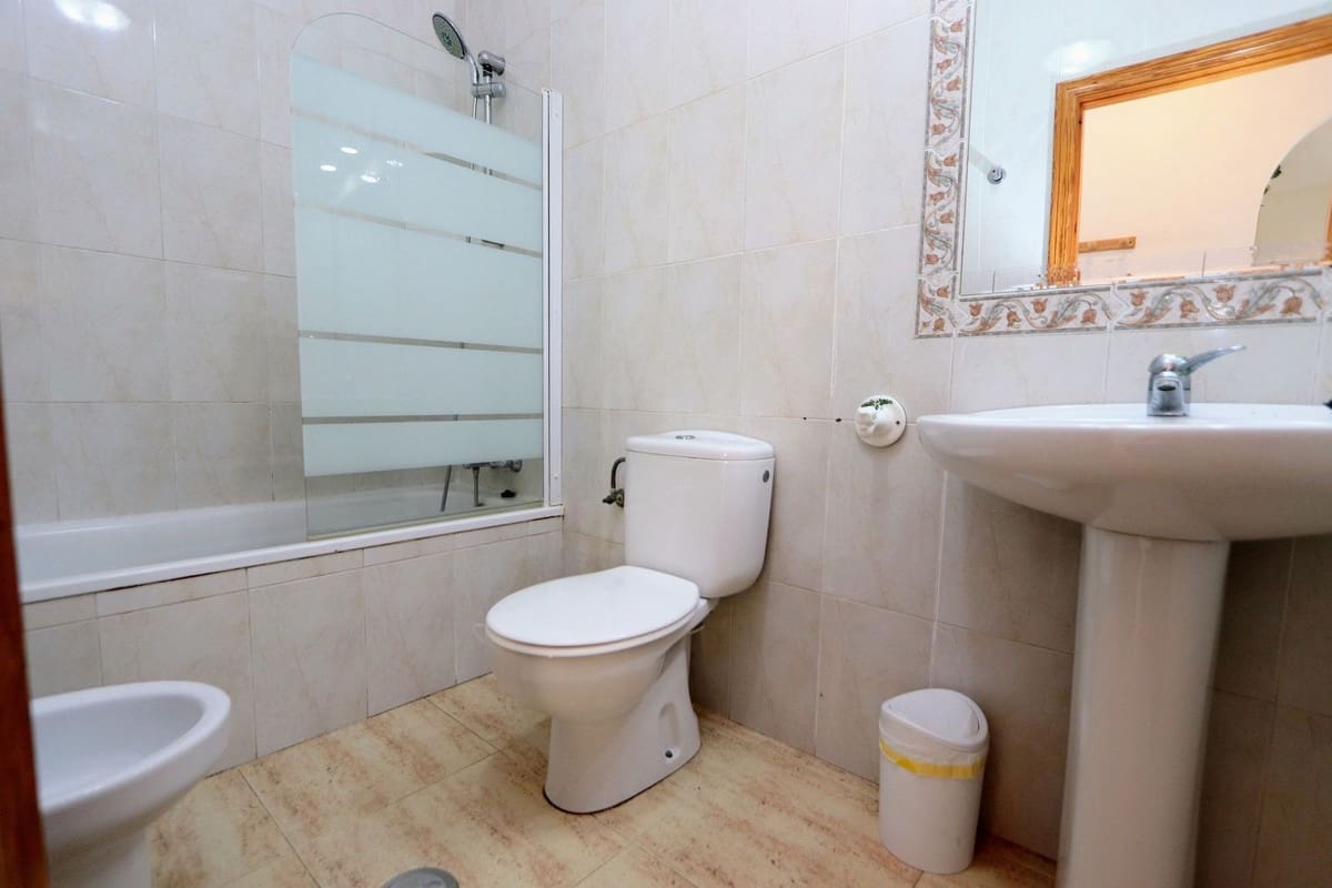 Chalet de 3 habitaciones en La Zenia en venta con piscina garaje - 280.000 € (Ref: 10071373)