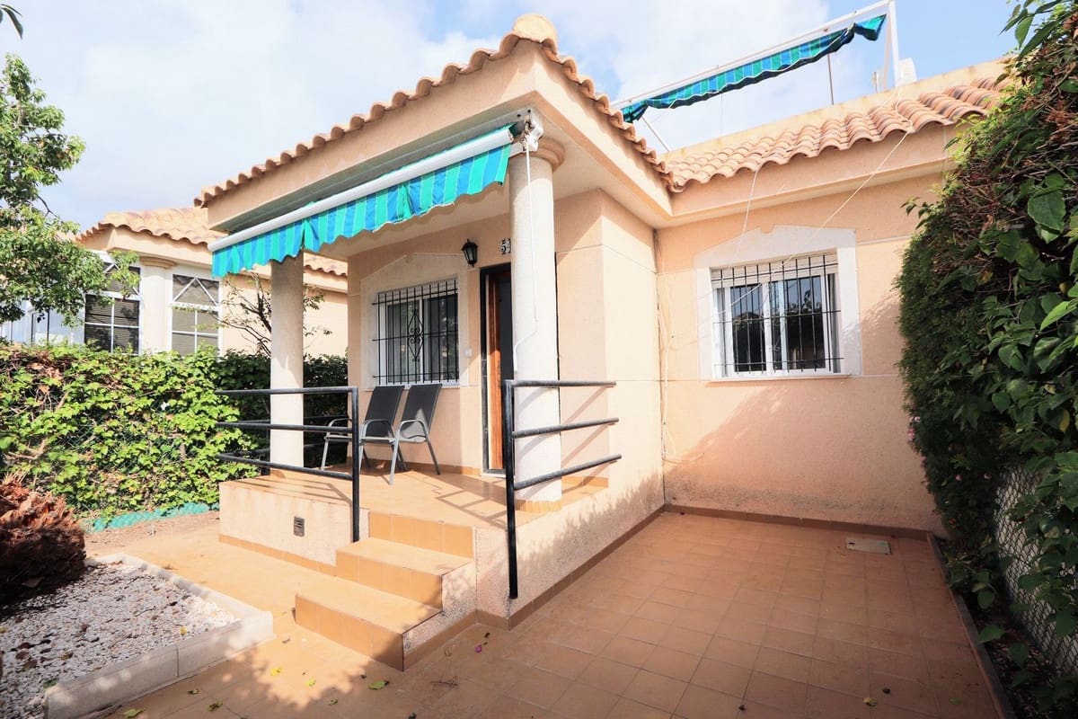 Chalet de 3 habitaciones en La Zenia en venta con piscina garaje - 280.000 € (Ref: 10071373)